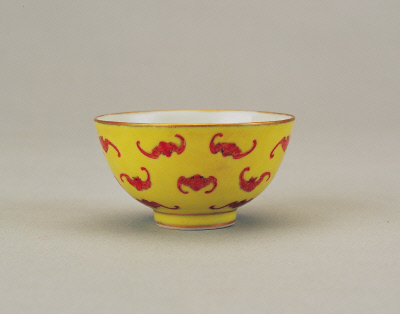 图片[1]-Gold and red bat pattern cup on the yellow ground-China Archive